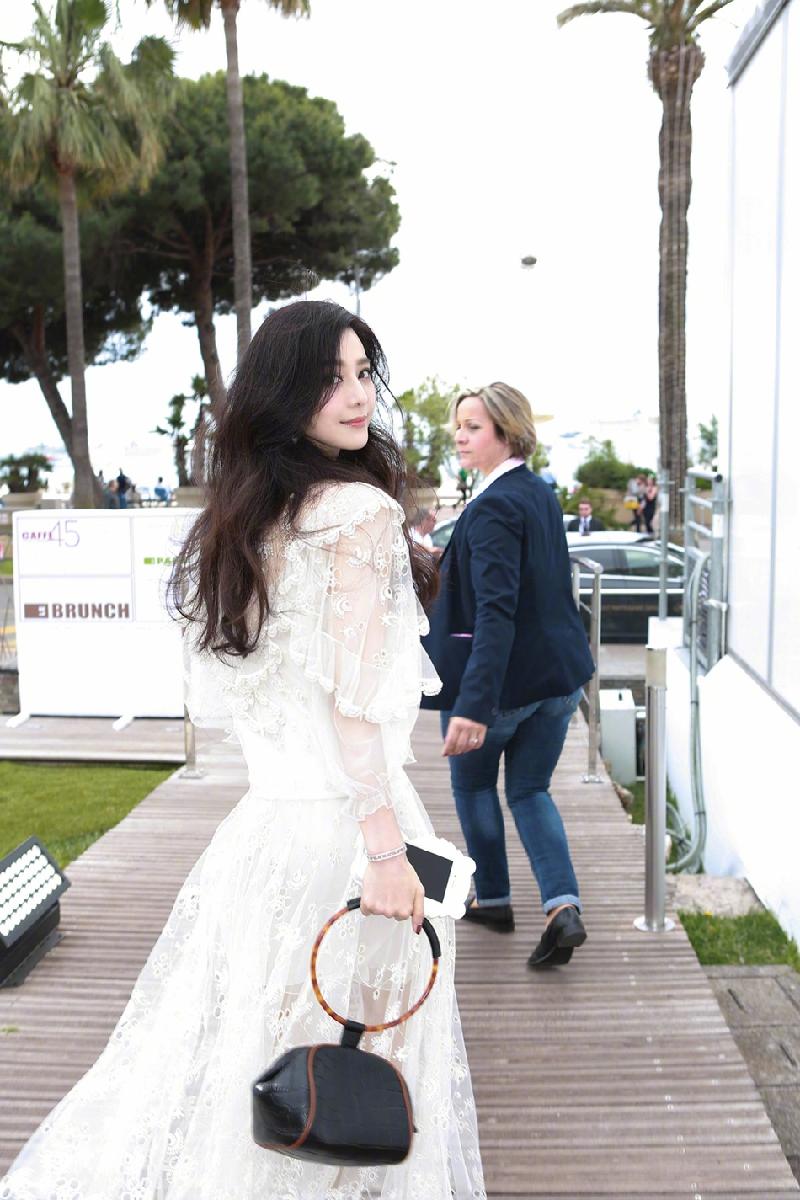 Tại Liên hoan phim Cannes 2017 năm nay, nữ diễn viên giữ vai trò là một trong 9 vị ban giám khảo nên thời trang thảm đỏ của cô nàng cũng chỉn chu, thanh lịch hơn hẳn so với những năm trước.  Chẳng cần ăn vận 