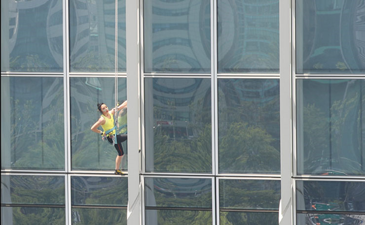 Ngày 20/5, vận động viên leo tường hàng đầu Hàn Quốc Kim Ja In đã leo lên đỉnh tòa nhà cao nhất đất nước này bằng tay không. Ảnh: Yonhap.