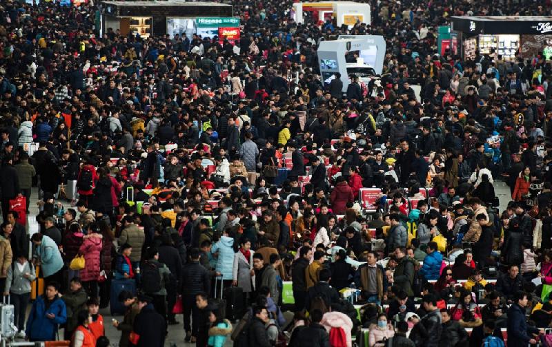 Hành khách chen chúc tại nhà ga Hồng Kiều ở Thượng Hải, nơi có hơn 2,9 tỷ chuyến đi trong vòng 40 ngày lễ hội xuân, mùa du lịch cao điểm ở Trung Quốc.