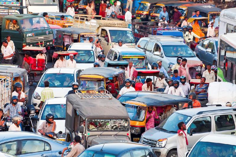 Xe kéo, xe tải và xe máy đụng độ trong lúc tắc đường ở thành phố Jaipur, tỉnh Rajasthan (Ấn Độ).