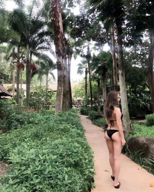 Mới đây, cô lại khiến người hâm mộ trên Instagram phải phát cuồng vì bức ảnh khoe dáng tại Thái Lan trong bộ bikini đầy gợi cảm.