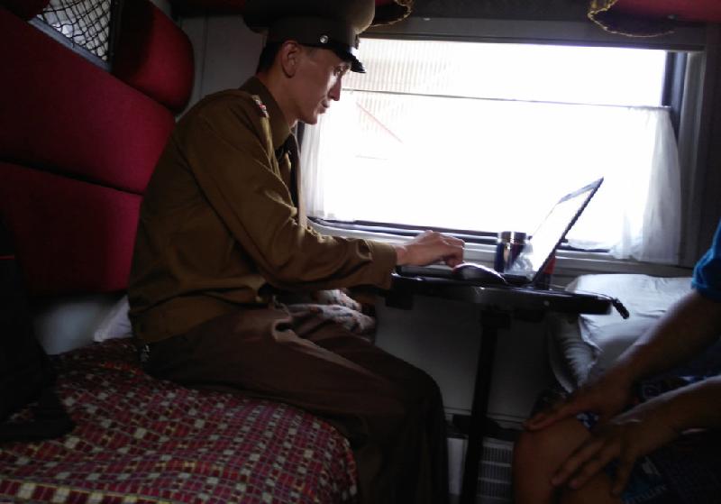 Nhân viên này còn xem cả laptop và máy ảnh DSLR của Chu. Anh ta dễ dàng thao tác với các thiết bị, trừ chiếc MacBook.