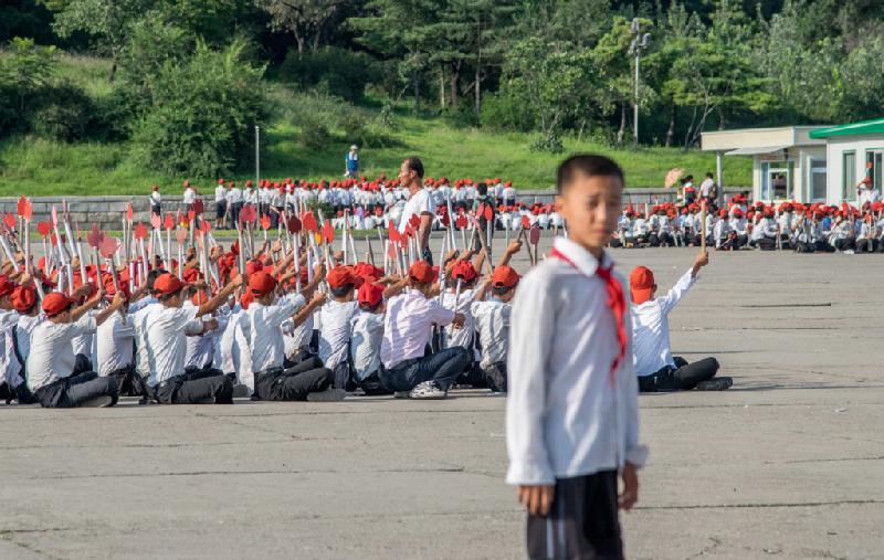 Bộ Du lịch khuyến khích du khách chụp ảnh các nhóm học sinh. Các em đang tập dượt cho lễ kỷ niệm 70 năm Đảng Lao động Triều Tiên.