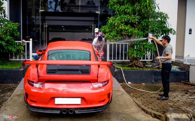 Cường Đô La tự tay rửa siêu xe Porsche 911 GT3 mới tậu