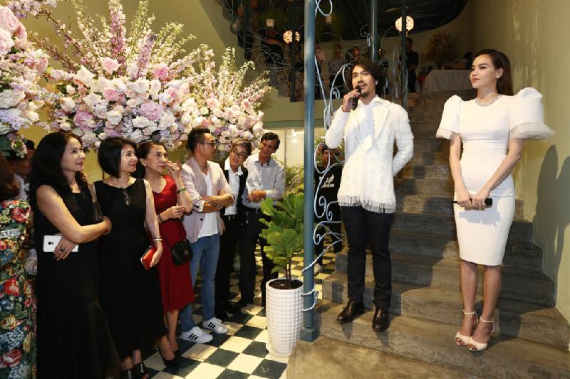 Tối 10/5, nhiều sao Việt và bạn bè thân thiết đến chúc mừng Hồ Ngọc Hà lên chức bà chủ tại TP.HCM. Đây là dự án kinh doanh mà nữ ca sĩ kết hợp cùng nhà thiết kế thân thiết Lý Quí Khánh.