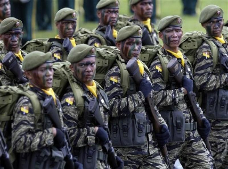 Tổng thống Philippines Rodrigo Duterte đã ban bố tình trạng thiết quân luật ở tỉnh Lanao del Sur, miền Nam nước này. Lực lượng đặc nhiệm chống khủng bố của quân đội Philippines cũng được điều động đến khu vực để phong tỏa các nghi can khủng bố đang lẩn trốn ở đây. Ảnh: 