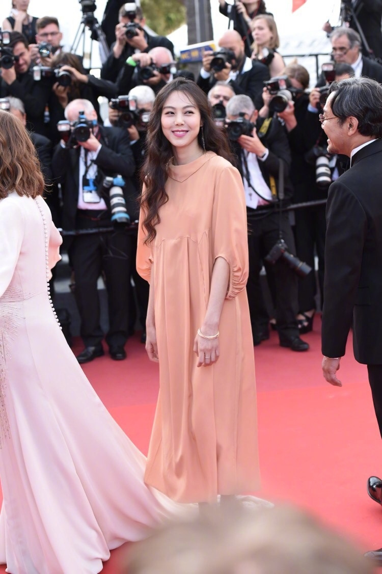 Kim Min Hee bị chê mặc xấu khi xuất hiện với váy rộng thùng thình trên thảm đỏ.
