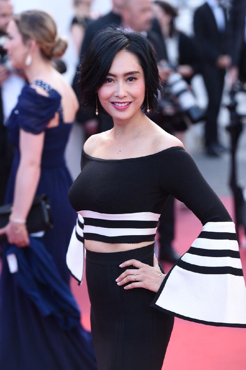 Nữ diễn viên Anh hùng xạ điêu Chu Ân diện trang phục ôm sát với áo crop-top.