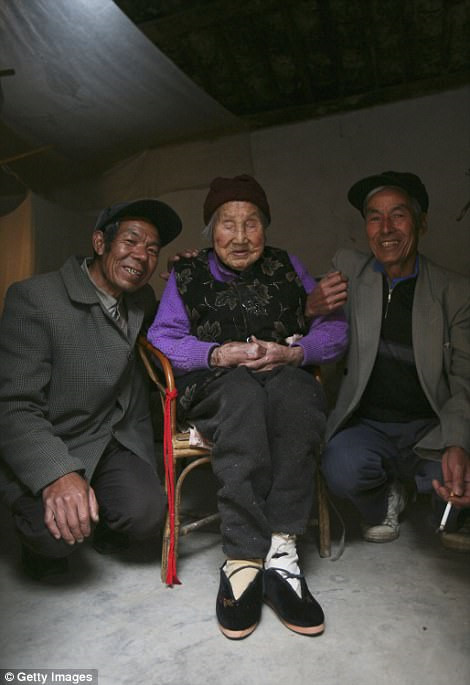 Đây là Luo Pu, cụ bà 100 tuổi, sống ở Liuyi, ngôi làng được gọi là Làng phụ nữ bó chân. Ở đây có rất nhiều phụ nữ trải qua tục bó chân còn sống. Ảnh: Getty Images.