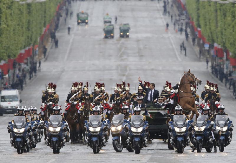 Niềm hy vọng: Cảnh sát cùng đội kỵ mã hộ tống tân Tổng thống Pháp Emmanuel Macron trong lễ nhậm chức tại đại lộ Champs Elysees. Ông Macron là tổng thống trẻ nhất của Pháp từ thời Napoleon và được cho sẽ đem lại làn gió mới cho nền chính trị Pháp già cỗi. Ảnh: AP.