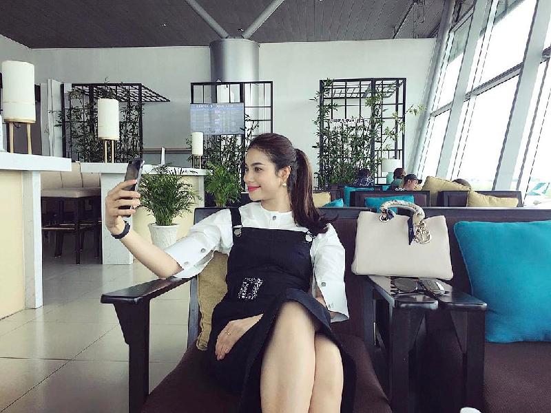 Phạm Hương hào hứng selfie: 