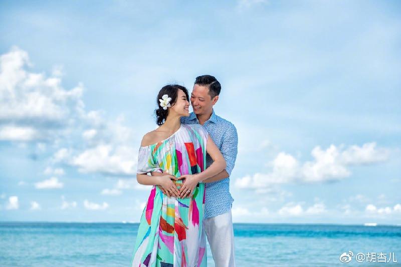 Cùng với đó, Hồ Hạnh Nhi và ông xã Philip Lee công khai những khoảnh khắc ngọt ngào trong giai đoạn mang thai. Cặp đôi vừa tận hưởng không gian riêng tư bên nhau trong chuyến du lịch ngắn ngày ở bờ biển.