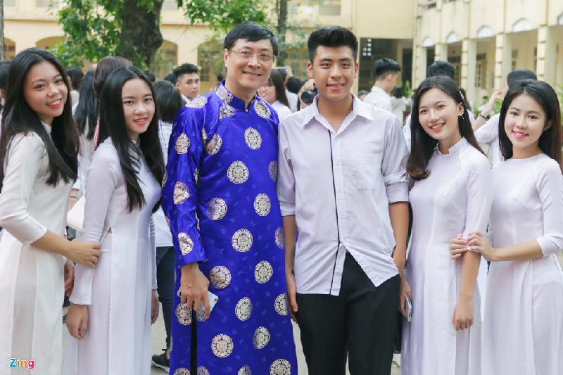 Thầy Nguyễn Quốc Bình chụp ảnh lưu niệm cùng các trò cưng. Đây cũng là năm cuối cùng thầy đứng trên cương vị hiệu trưởng của trường THPT Việt Đức.