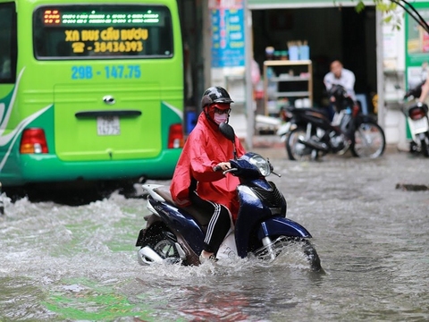 Hà Nội: Cả loạt phố lập tức ngập dưới mưa sầm sập
