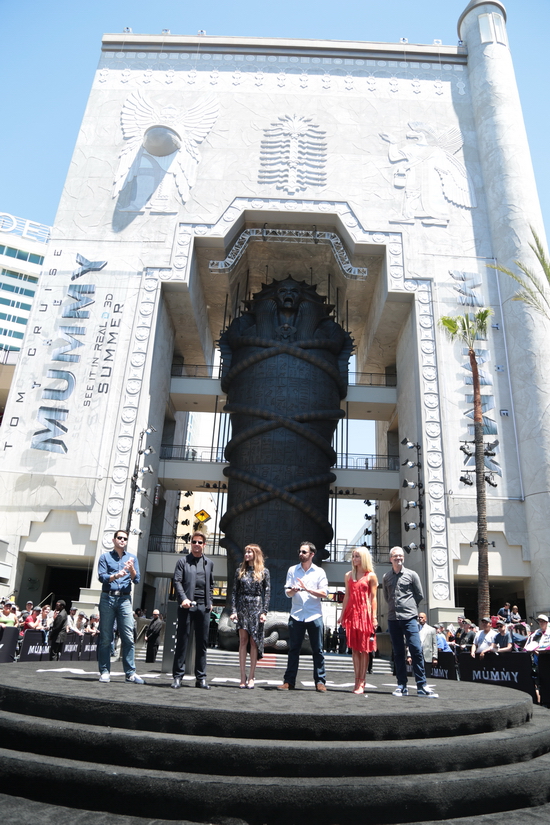 Chính tay tài tử Tom Cruise đã ấn nút hạ tấm màn đen phủ lên cỗ quan tài để tất cả công chúng được chiêm ngưỡng công trình có kích cỡ tương đương một tòa nhà 7 tầng này