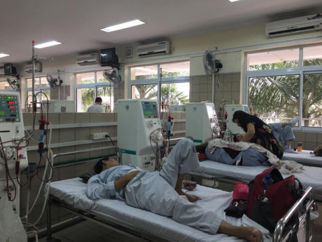 Bệnh nhân đang được lọc thận nhân tạo tại khoa Thận nhân tạo, Bệnh viện Bạch Mai
