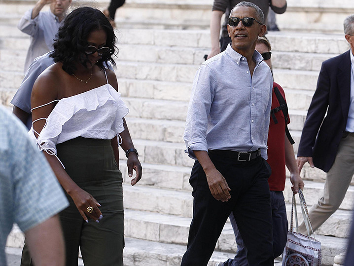 Vợ chồng cựu tổng thống trong vui vẻ hầu hết thời gian họ xuất hiện trước công chúng kể từ khi rời Nhà Trắng. Các tạp chí phương Tây miêu tả sau 8 năm đảm nhận công việc nặng nề nhất thế giới, giờ là lúc Obama và vợ 