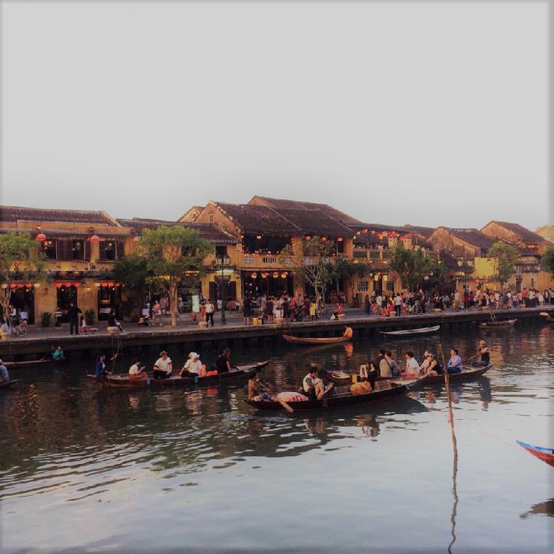 Sông Hoài vốn êm ả là thế, nay bỗng hóa tươi vui khi đón nhiều vị khách quý. Ảnh: Instagram @r.i.2.1_v1.