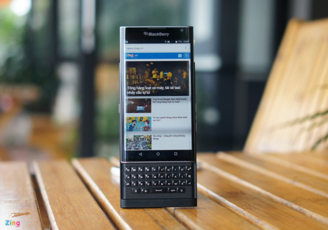 Lên kệ cuối năm ngoái,    BlackBerry Priv     từng     gây ấn tượng mạnh với thiết kế màn hình trượt, kết hợp bàn phím QWERTY huyền thoại của Dâu đen. Vào thời điểm mới ra mắt, Priv có giá lên đến 18,5 triệu đồng. Sau nhiều lần điều chỉnh giá bán, máy hiện cán mốc 9,9 triệu đồng.       Tại Việt Nam, Priv vẫn được đánh giá tốt về thiết kế và trải nghiệm. Tuy nhiên di động của BlackBerry đã không còn sức hút như trước đây. Mức giá mới hi vọng sẽ giúp máy có doanh số tốt hơn