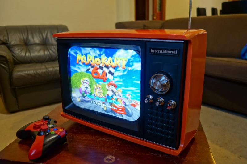 Trên Reddit, Finn Anderson đã chỉ ra cách tận dụng chiếc TV nhặt được trên đường thành máy chơi game có kiểu dáng retro. Thiết bị có thể chạy một số trò chơi cũ như Mario, The Legend of Zelda...     