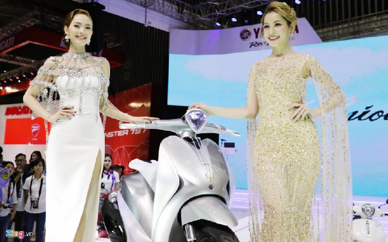 Hai ngôi sao của làng giải trí Việt là Minh Hằng và Chi Pu có mặt tại gian hàng của Yamaha Việt Nam để đón chào màn ra mắt của siêu phẩm concept Glorious White.