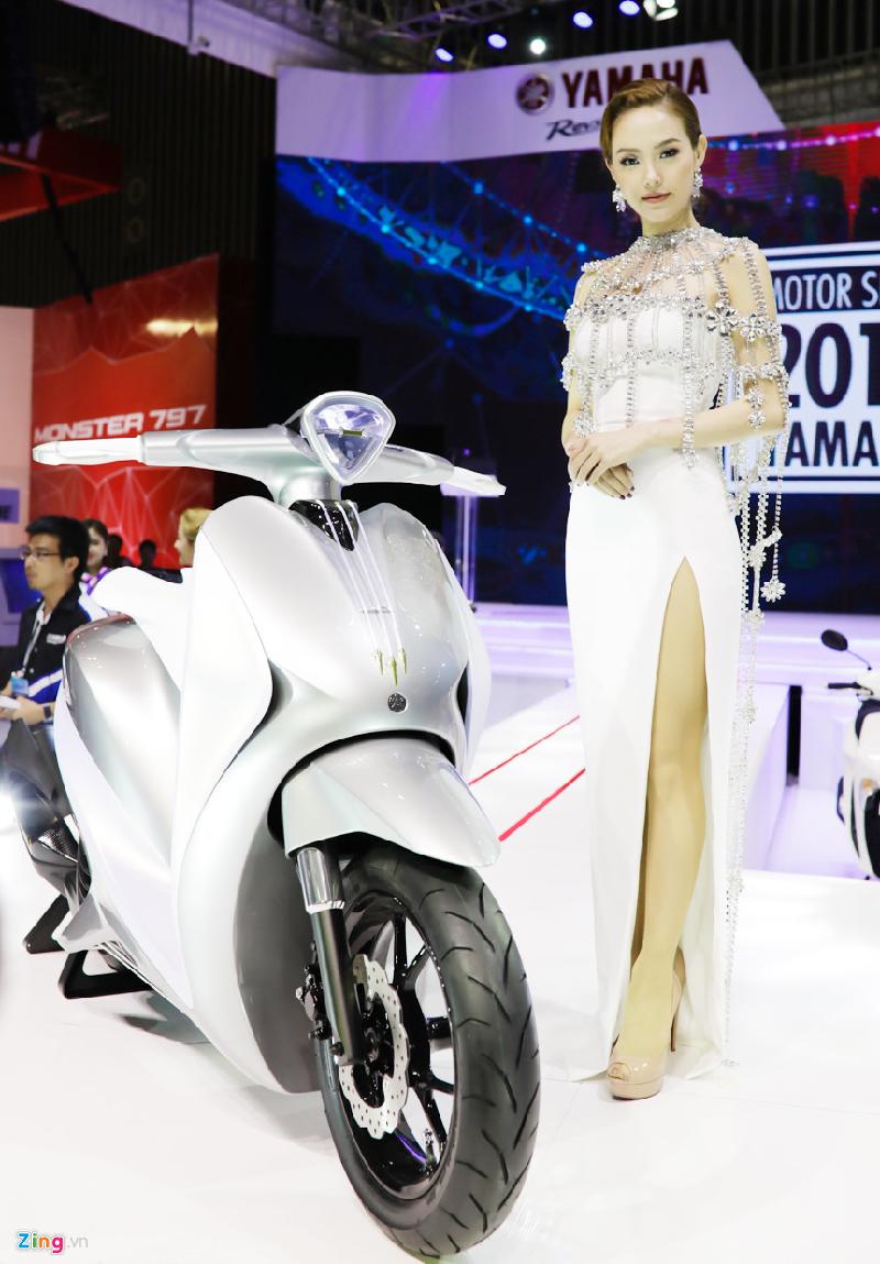 Sự xuất hiện của Minh Hằng và Chi Pu đã khuấy động gian hàng Yamaha và thu hút sự chú ý của khách tham quan đến chụp hình và chiêm ngưỡng các dòng xe của Yamaha.