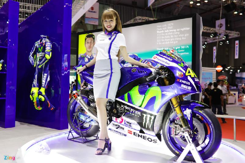 Nổi bật trong dàn xe là mẫu siêu xe thể thao YZR-M1 sở hữu động cơ 1000 cc của đội đua Yamaha Factory Racing. Chiếc xe có gắn quốc kỳ Việt Nam.