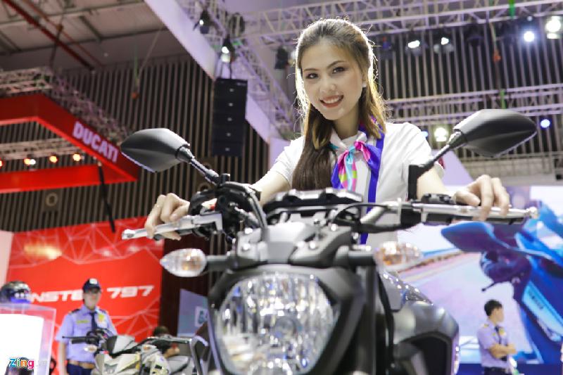 Ngoài các mẫu xe, hoạt động trình diễn thời trang và âm nhạc cũng tạo sức hút cho gian hàng Yamaha Việt Nam.
