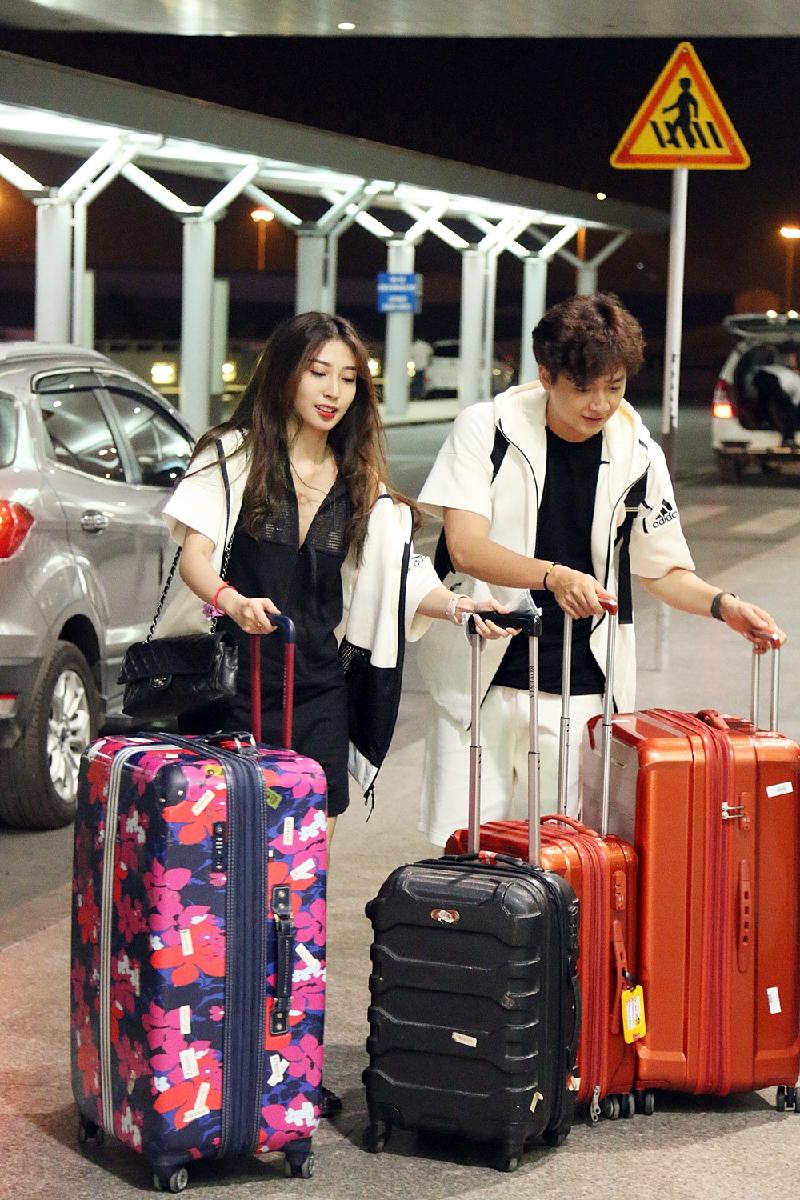 Tối 7/5, Ngô Kiến Huy và Khổng Tú Quỳnh có mặt tại sân bay Tân Sơn Nhất (TP.HCM) để lên đường sang Hàn Quốc quay MV cho ca khúc song ca 