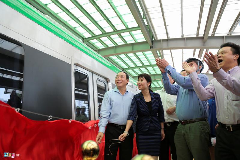 Thứ trưởng Bộ GTVT Nguyễn Hồng Trường và đại diện đại sứ quán Trung Quốc mở bạt phủ đoàn tàu. Ông Trường cho biết tuyến đường sắt có ý nghĩa quan trọng trong việc giảm ùn tắc giao thông sau này. Đến nay dự án đã cơ bản hoàn thành gần 2 nhà ga.