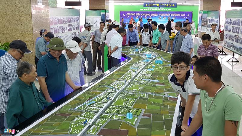 Người dân thích thú ngắm mô hình tàu và tuyến đường sắt trên cao đầu tiên tại Hà Nội.