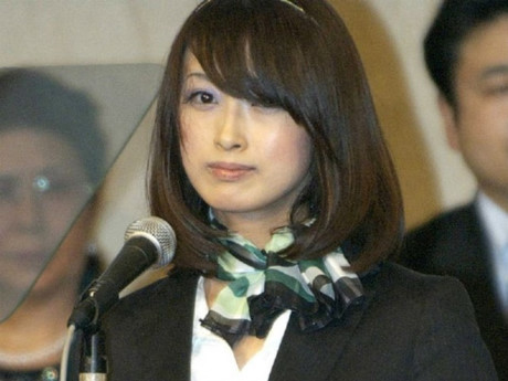 Yuri Fujikawa đến từ Nhật Bản được chú ý khi đứng ra tranh cử thay vị trí của bố vào năm 27 tuổi. Yuri Fujikawa là con gái phó thị trưởng thành phố Hachinohe. Hai nhiệm kì liên tiếp cô đều được bầu vào Hội đồng thành phố Hachinohe. 