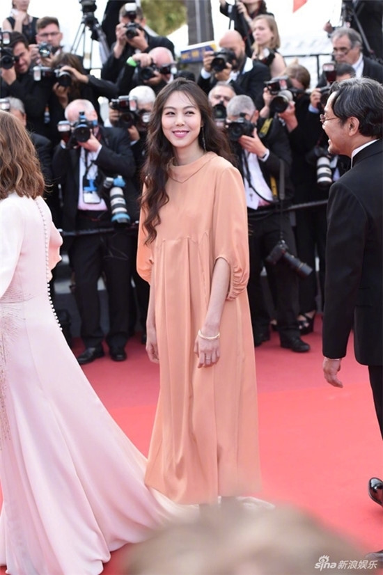 Nếu như các ngôi sao khác tìm cho mình một bộ cánh dạ hội lỗng lẫy thì Kim Min Hee lại theo phong cách “đồ ngủ”. Chiếc váy oversize, trơn màu nude thật sự không phù hợp với thảm đỏ Cannes và chỉ giúp cô có tên trong danh sách sao xấu. 