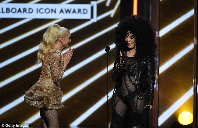 Người đảm nhận nhiệm vụ giới thiệu giải thưởng là nữ ca sĩ Gwen Stefani. Cô đã gọi Cher là 