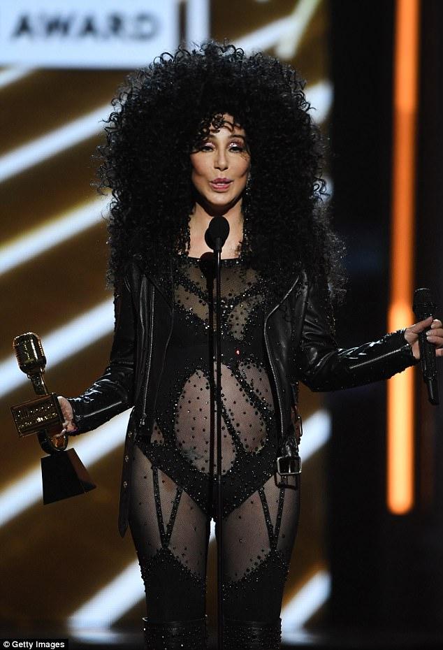Chia sẻ trong lúc nhận giải, Cher gửi lời tri ân đến mẹ của mình: 