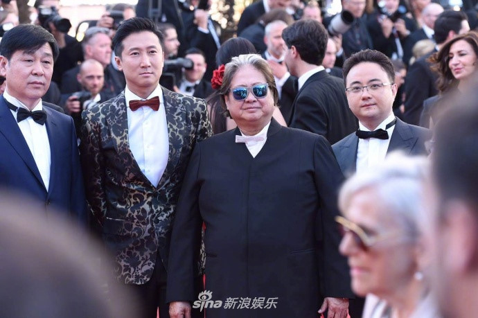 Hồng Kim Bảo đến Cannes cùng con trai. Đây là sự kiện quốc tế hiếm hoi "ông hoàng võ thuật" tham gia trong vài năm trở lại đây.
