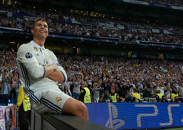 Trước sự chứng kiến của gần 78.000 khán giả có mặt trên khán đài sân Bernabeu, Cristiano Ronaldo ngồi khoanh tay ăn mừng như một vị vua sau khi giúp đương kim vô địch Real Madrid đánh bại đội bóng láng giềng Atletico 3-0 ở lượt đi bán kết Champions League.