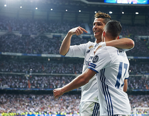 Cristiano Ronaldo tri ân đồng đội Lucas Vazquez - cầu thủ kiến tạo cho CR7 ghi bàn thắng thứ ba vào lưới Atletico ở phút 86.