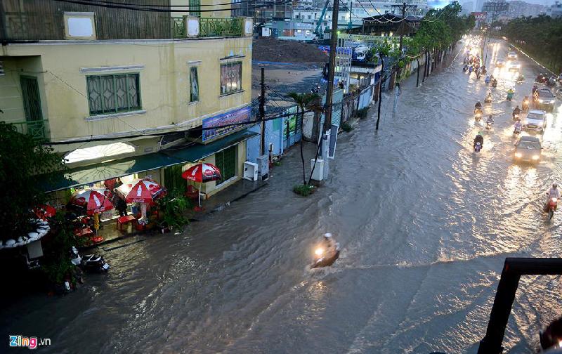 Theo ghi nhận của Zing.vn, các tuyến đường Nguyễn Hữu Cảnh, xa lộ Hà Nội, Lương Định Của, khu vực Thảo Điền (quận 2) nước đang ngập lênh láng.