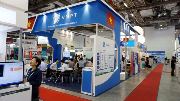 CommunicAsia 2017 là sự kiện quan trọng và có quy mô lớn nhất khu vực châu Á trong lĩnh vực Công nghệ thông tin và truyền thông diễn ra tại Trung tâm Hội nghị và Triển lãm quốc tế Marina Bay Sands, Singapore từ ngày 23 đến ngày 25/05/2017. Cùng với hơn 20 doanh nghiệp ngành CNTT và Truyền thông lớn tại Việt Nam, VNPT Technology mang nhiều sản phẩm, dịch vụ và giải pháp tới tham gia gian hàng Việt Nam (Việt Nam Pavilion) tại Communic Asia 2017.