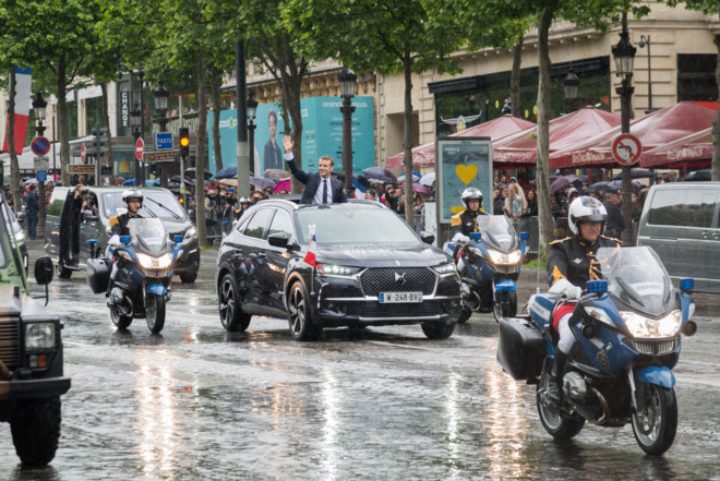 Tổng thống Pháp Macron diễu hành dưới mưa, trên chiếc DS 7 Crossback đặc biệt.