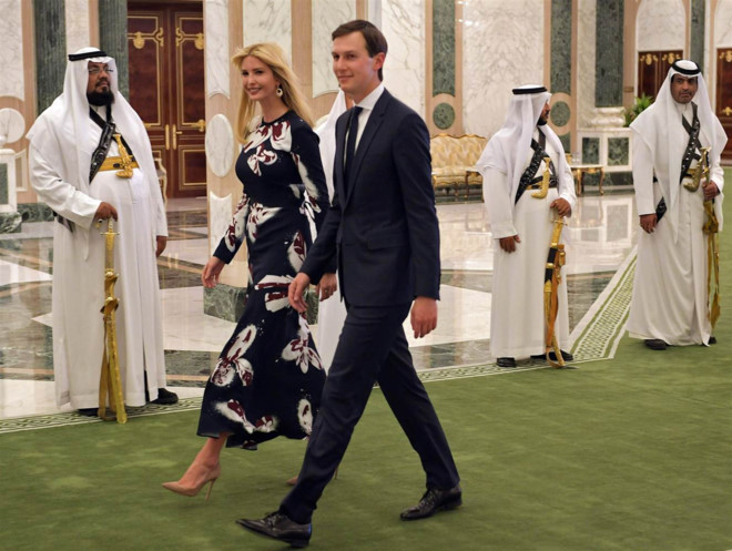 Ivanka Trump và Jared Kushner tới tham dự buổi trao huy chương của Vua Abdulaziz al-Saud tại Cung điện Hoàng gia ở Riyadh, Saudi Arabia ngày 20/5. Ảnh: 