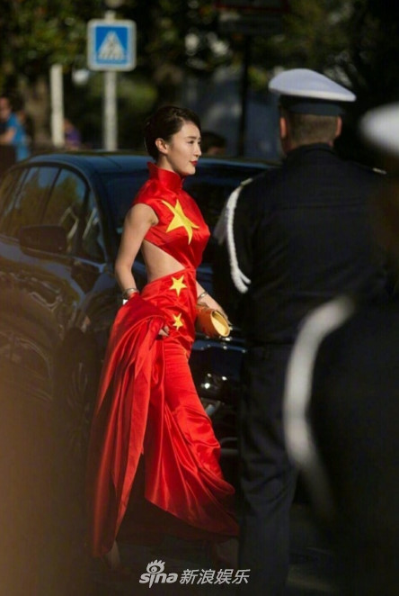Diện trang phục in hình quốc kỳ, người mẫu không ai biết tên này bị cộng đồng mạng Trung Quốc chê làm mất mặt nền điện ảnh Hoa ngữ.