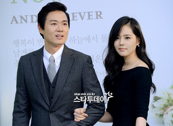 Han Ga In và Yeon Jung Hun xuất hiện trong đám cưới khiến không ít người chú ý.