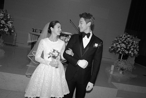 Trong ngày cưới của chính mình, Kim Tae Hee càng đẹp rạng ngời.
