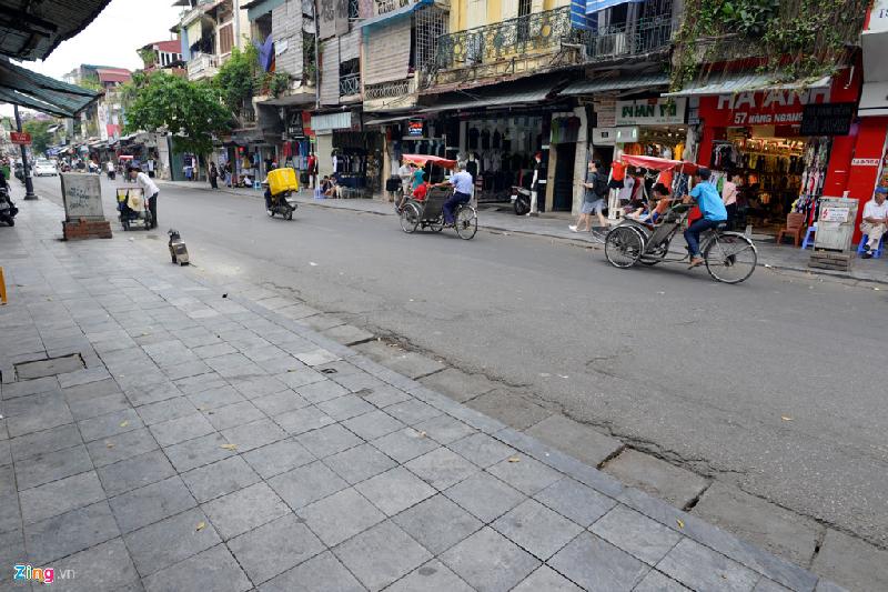 Trên phố Hàng Bông, Hàng Đào... từng là điểm nóng của thủ đô trong nhiều năm, người dân chấp hành nghiêm chỉnh theo quy định của thành phố về việc không tái lấn chiếm vỉa hè.