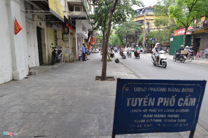 Một tuyến phố khác trên phố Hàng Bông cấm bán hàng rong, kinh doanh và lấn chiếm vỉa hè.