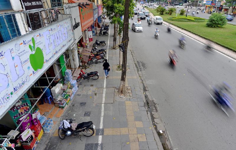 Vỉa hè đường Trần Duy Hưng (quận Cầu Giấy) cũng gọn gàng, ngăn nắp hơn trước nhờ những vạch sơn quy định việc để xe máy, xe đạp và các phương tiện khác.