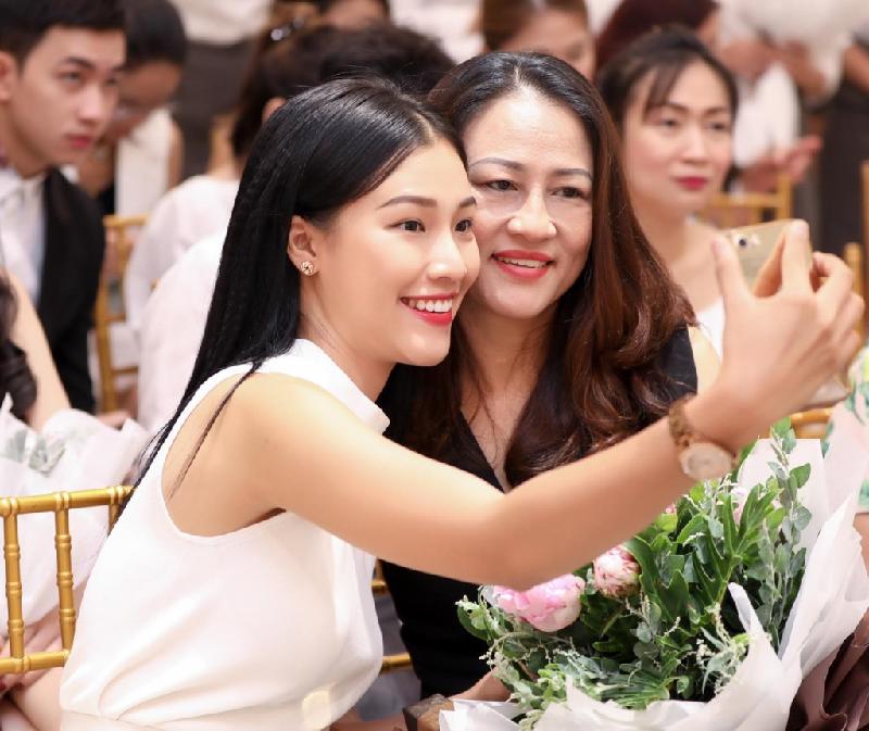 Hoàng Oanh cũng đưa mẹ đi sự kiện. Nữ MC được nhận xét có nhiều đường nét giống mẹ. Cô cho biết mẹ rất tâm lý, luôn ủng hộ cô theo đuổi đam mê.