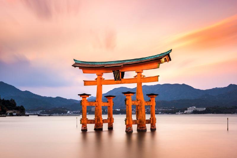 4. Đảo Miyajima (đền Itsukushima) (Hiroshima): “Chốn này mang ý nghĩa rất lớn về mặt lịch sử và tâm linh. Vào thời điểm mặt trời lặn, ngôi đền trông rất mỹ lệ. Nơi đây là địa điểm chụp hình lý tưởng và mọi thứ đều hòa hợp trọn vẹn”. Ảnh: Gaijinpot.